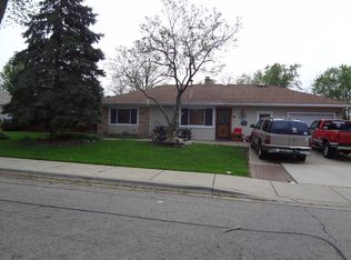 42 Cardinal Ln, Carpentersville, IL 60110