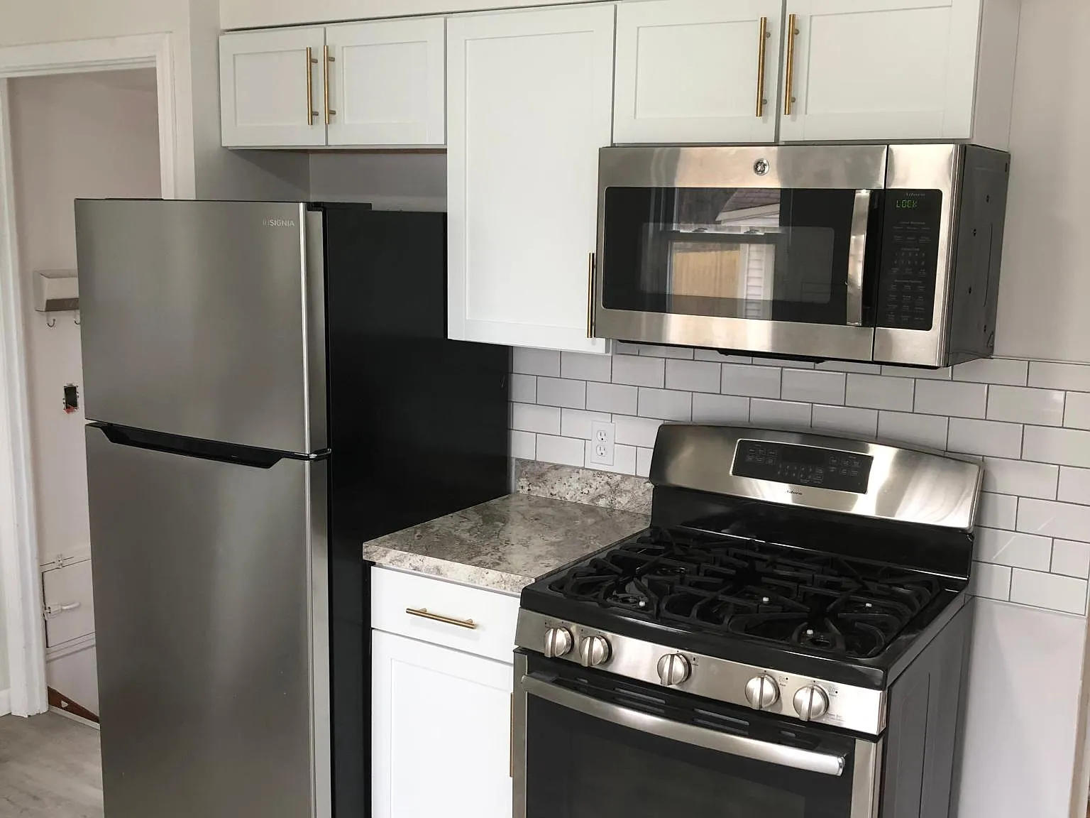 3 bed, 1220 sqft, $2,100 — Photo 3