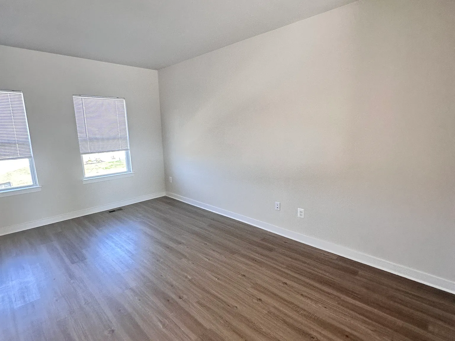 4 bed, 3.5 bath, 2100 sqft, $2,599 — Photo 3