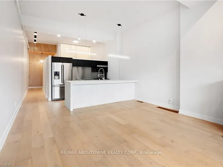 676 Richmond St W #105 — Photo 3