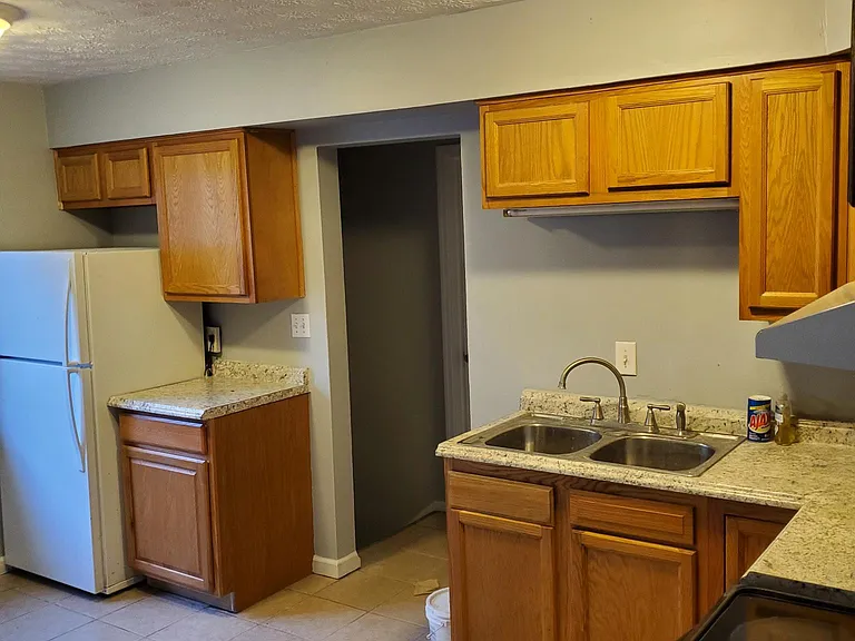 398 S Napoleon Ave — Photo 6