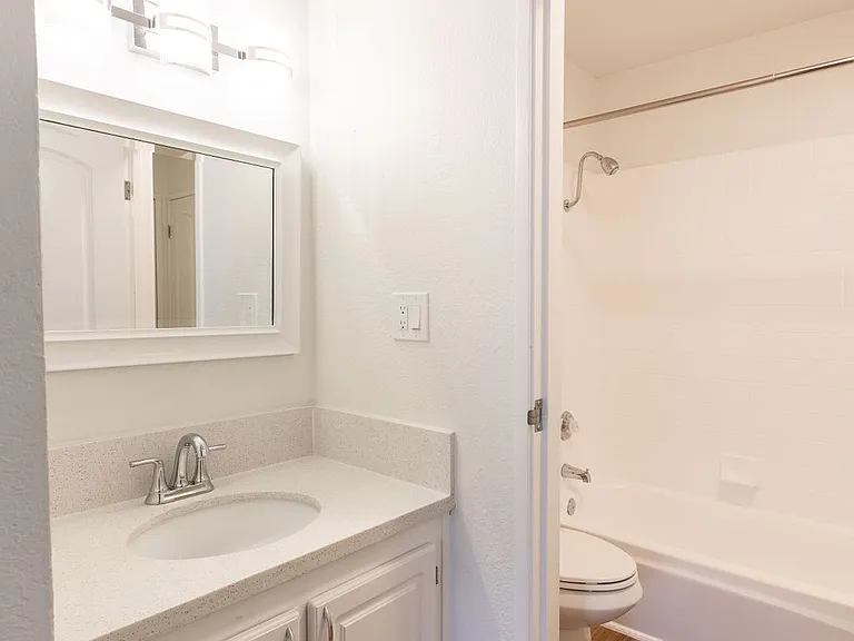 Cadena Apartments — Photo 25