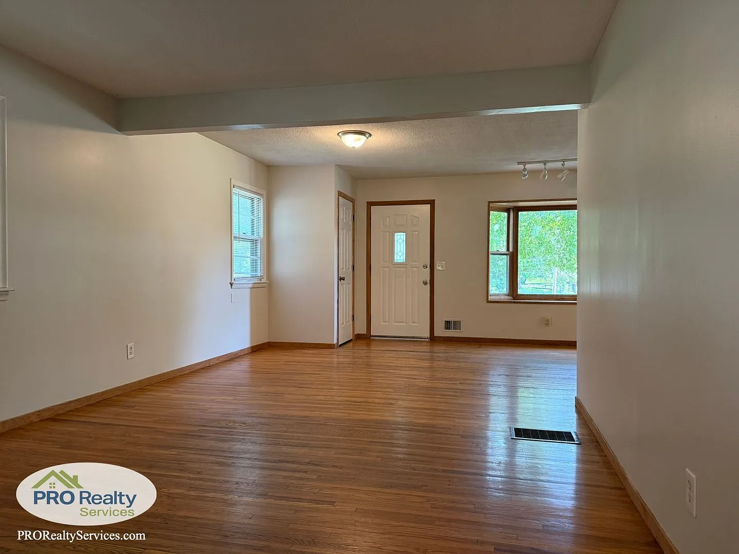 4 Bedroom Home One Block from Medicine Lake — Photo 2