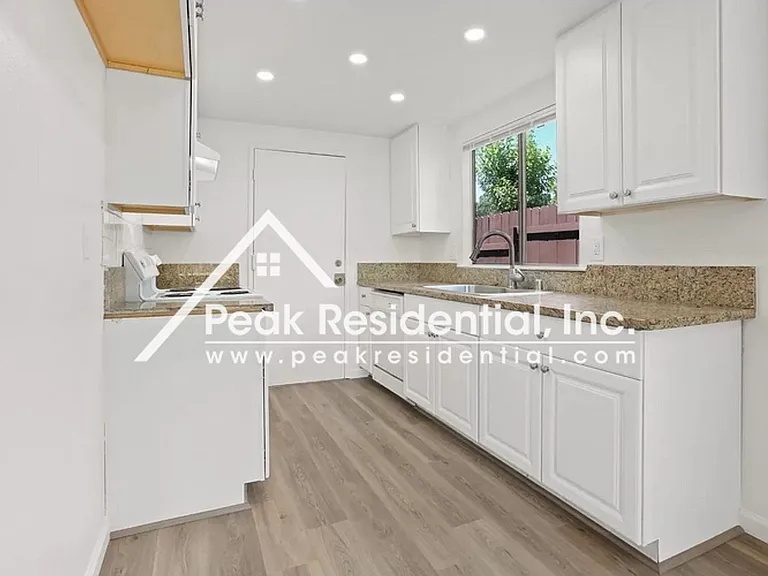 4154 Englewood St — Photo 6