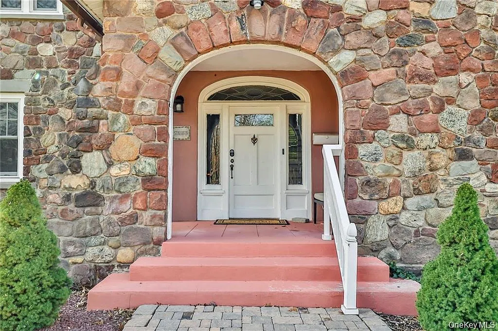 5 bed, 3.0 bath, 3716 sqft, $9,500 — Photo 2