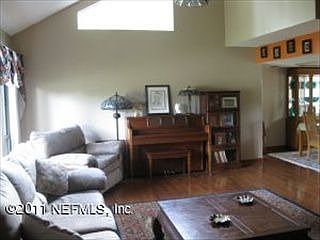 4th image of 271 Glenlyon Dr
