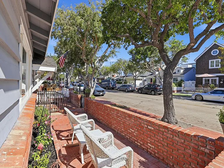 2104 E Ocean Blvd — Photo 2