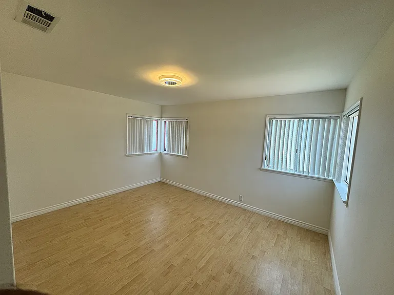 14933 Sylvan St — Photo 5