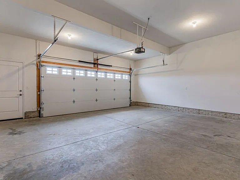 901 Cates Dr — Photo 3