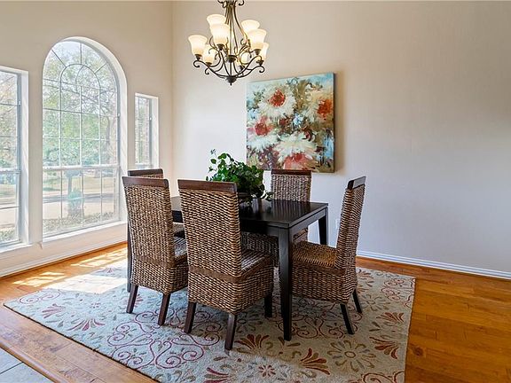 5th image of 2703 Waterford Dr