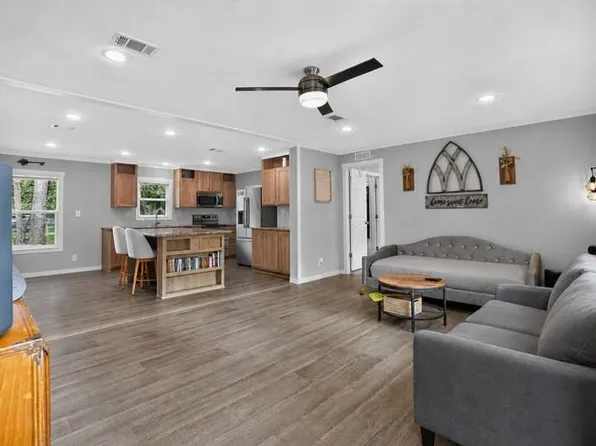 10 Oakwood Ln, Huntsville, TX 77340