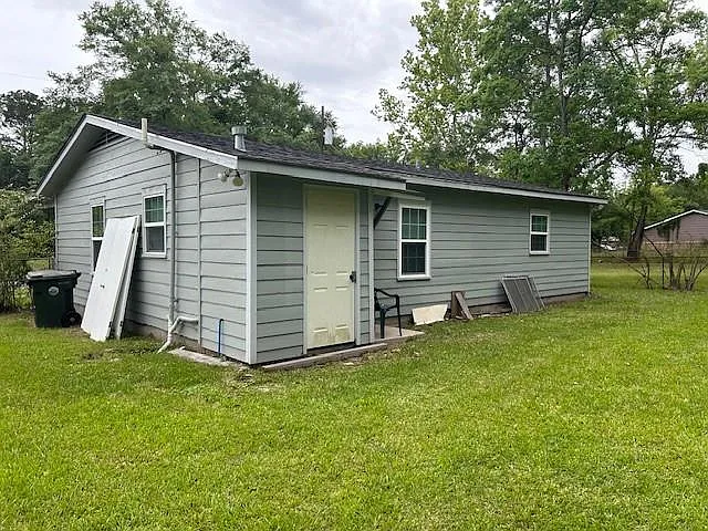 3 bed, 1.0 bath, 864 sqft, $1,200 — Photo 2