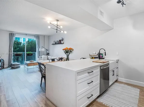 7290 SW 90th St APT 202, Miami, FL 33156