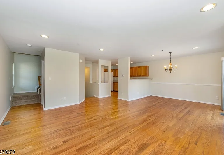 102 Lakeview Ct — Photo 3