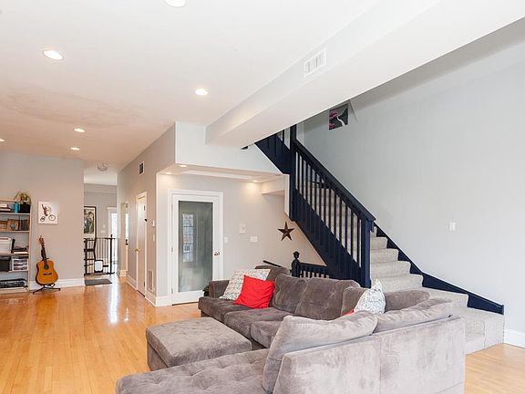 4th image of 3309 N Kenmore Ave #2