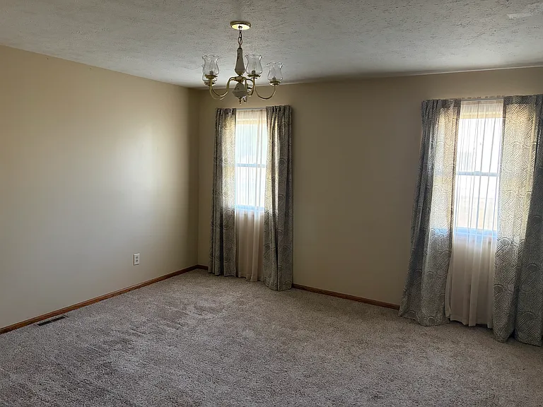 919 S Pine St — Photo 5