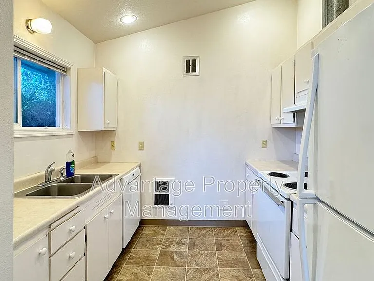 4010 SW Western Blvd — Photo 3