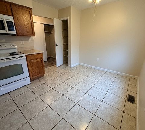 5th image of 5756 Hunting Hollow Ct #5756