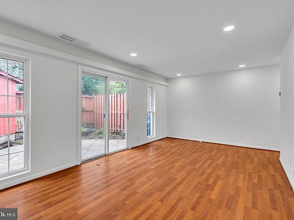 3rd image of 1233 Magnolia Ln