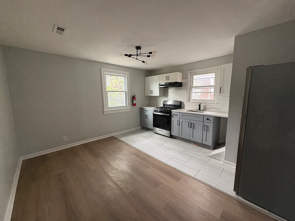 Building Photo - 14 Poe Ave #2