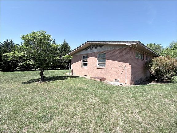 2nd image of 325 Bluemont Rd