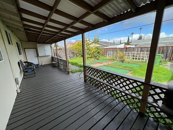 3rd image of 2469 Moraine Dr