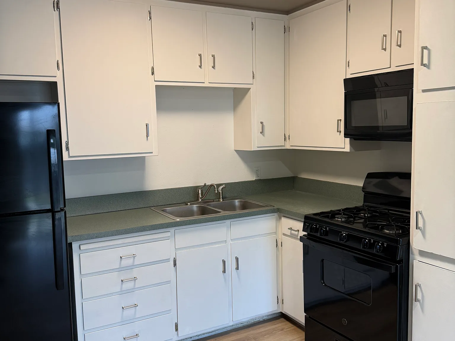 2 bed, 842 sqft, $1,900 — Photo 3