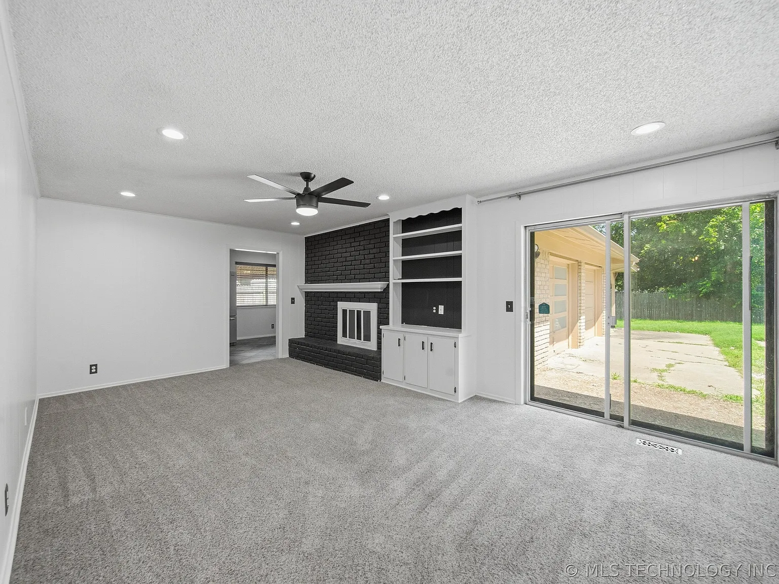 3 bed, 2.0 bath, 1848 sqft, $2,250 — Photo 3