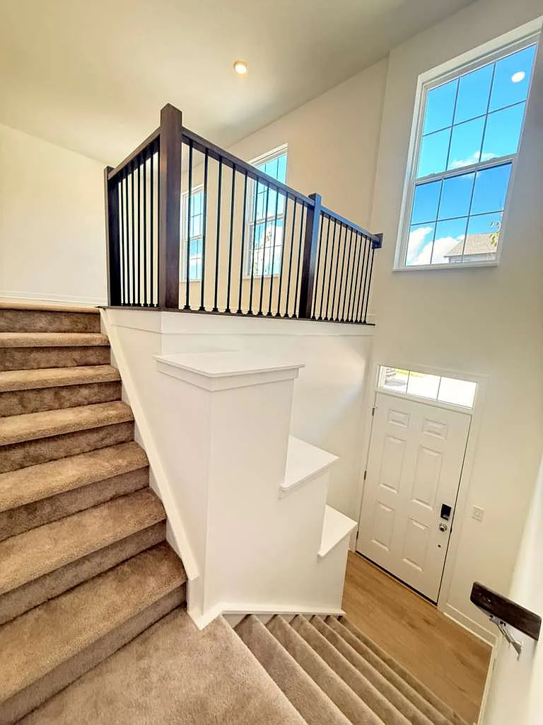 3 bed, 2346 sqft, $2,795 — Photo 3
