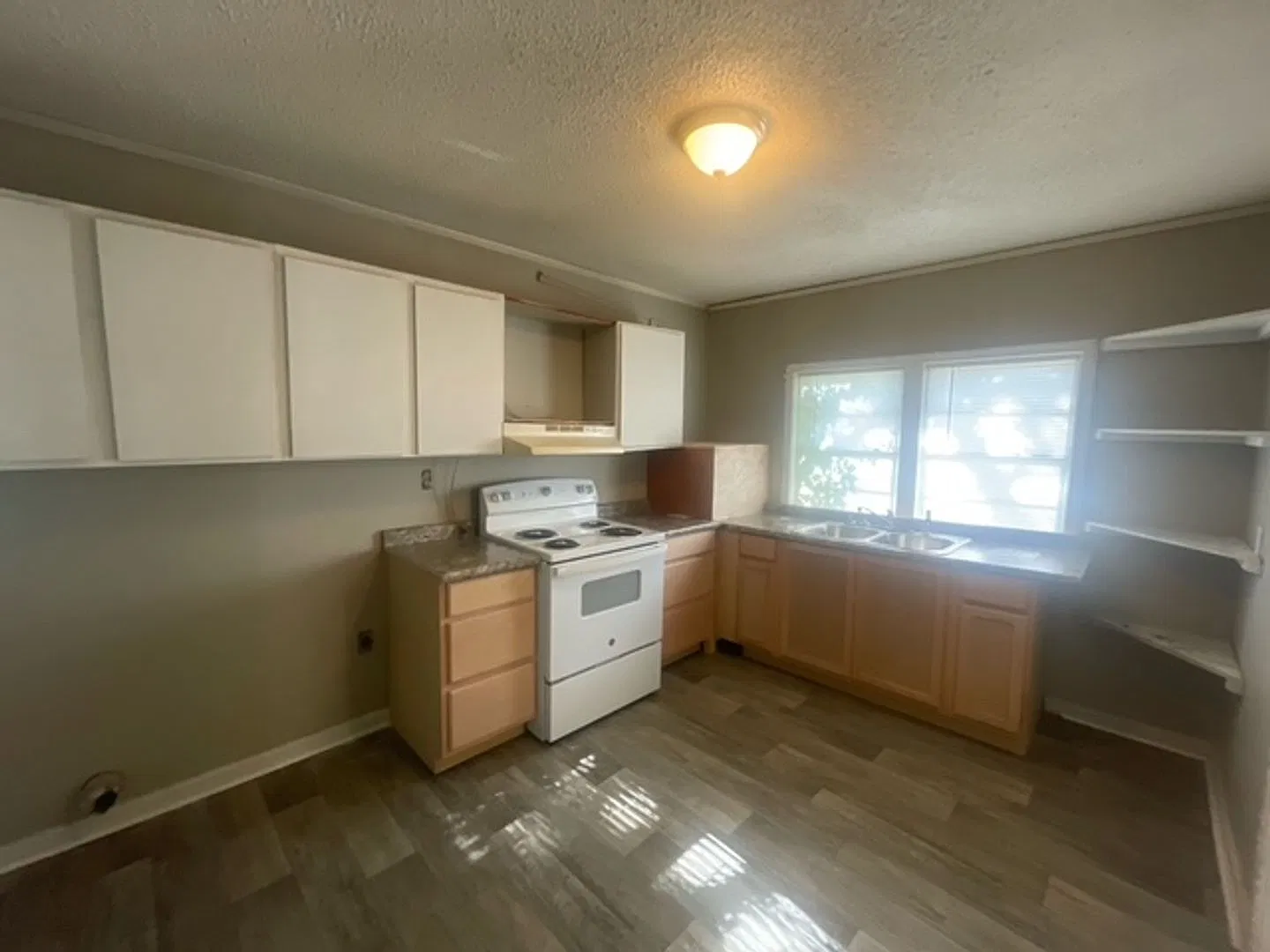 Renovated 2 Bedroom 1.5 Bath Home for Rent!! — Photo 2