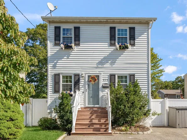 422 Myrtle Avenue, West Islip, NY 11795