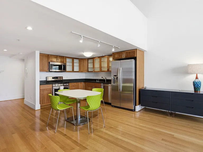 520 6th St #9 — Photo 6