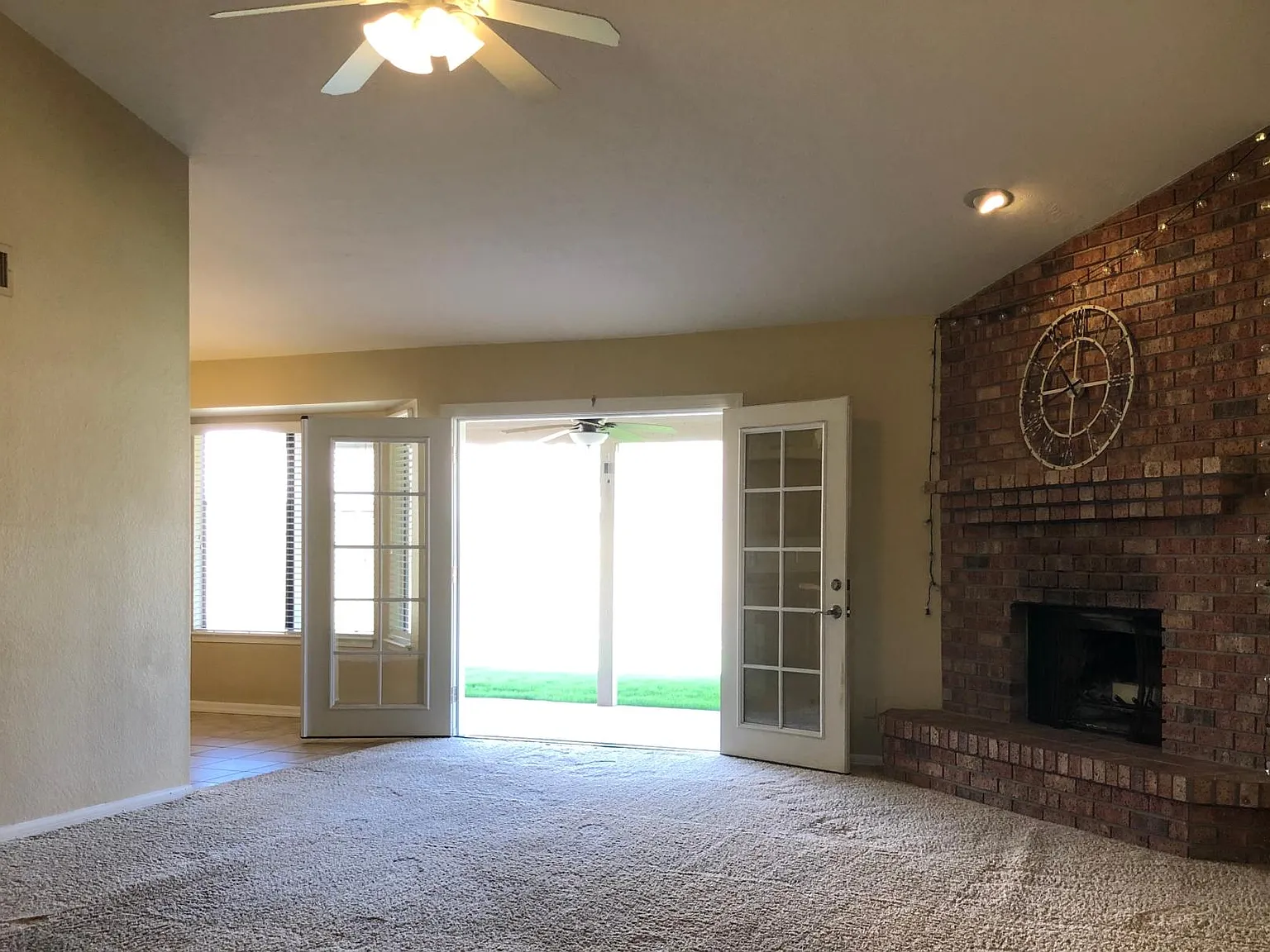 420 E Meadows Ln — Photo 4