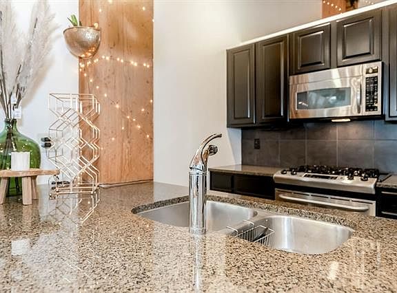 5th image of 712 Broadway Blvd #305