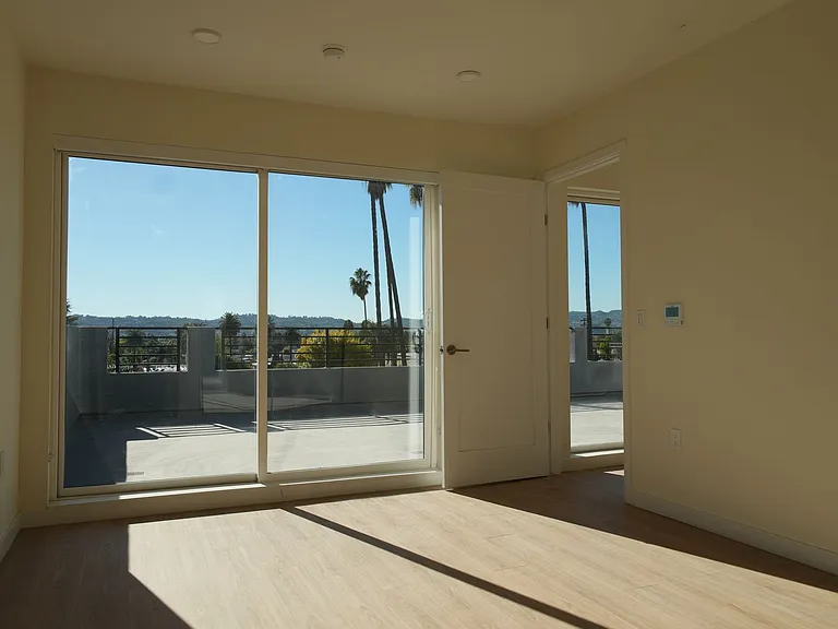 Brand New Luxury Homes! W/D, Balcony & Parking! — Photo 19