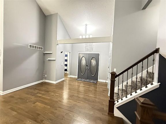 4th image of 160 E Nelson Cir
