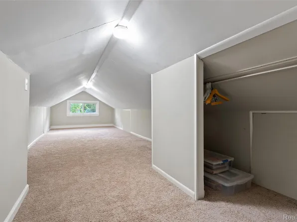 110 Nakota St, Clawson, MI 48017