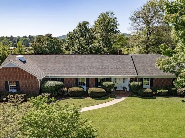 1270 Nova Dr, Waynesboro, VA 22980