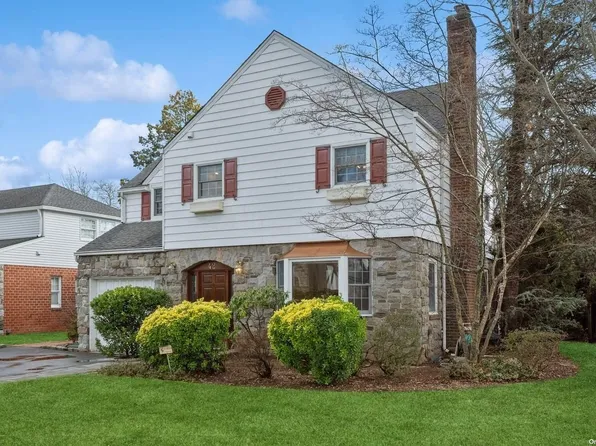 42 Kingsbury Road, Garden City, NY 11530