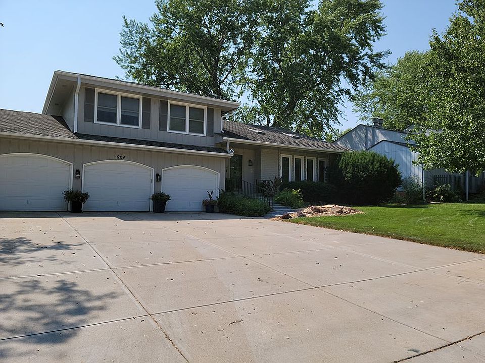 1st image of 924 N 121st St