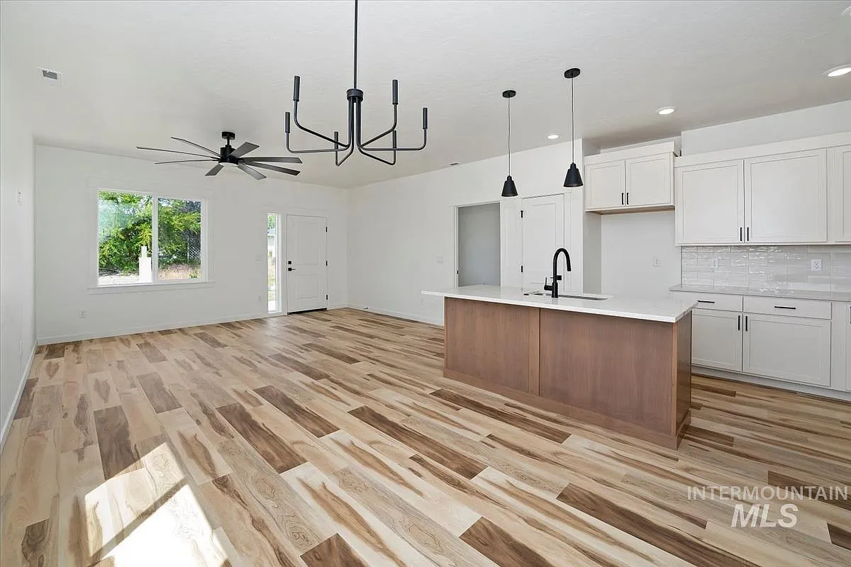 4 bed, 2.5 bath, 1794 sqft, $600 — Photo 2