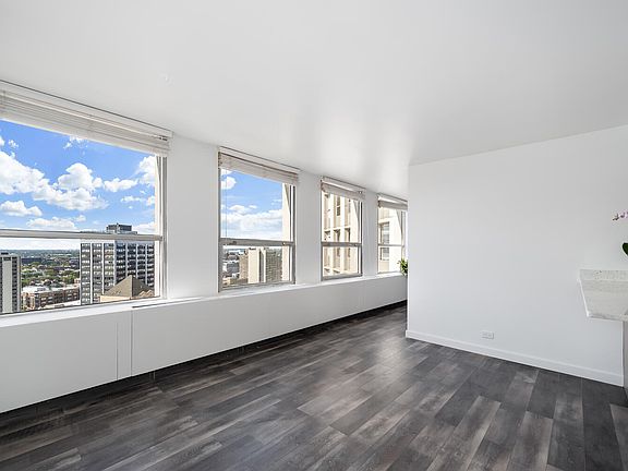 2nd image of 2626 N Lakeview Ave APT 2106