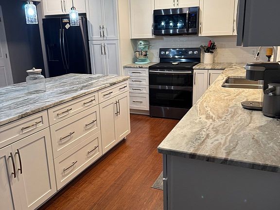 3rd image of 10 Radcliff Ln