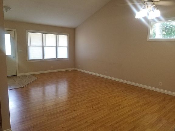 19006 Living/Dining Area