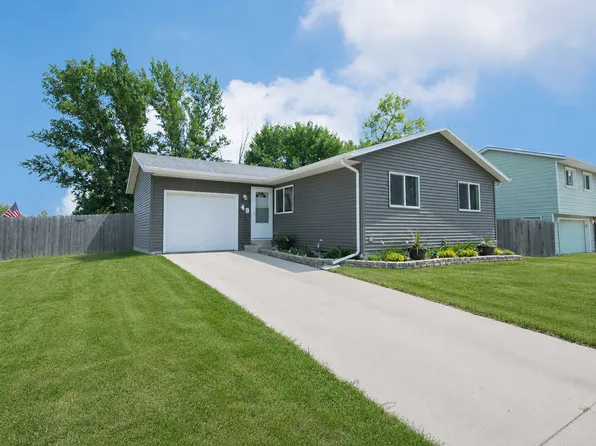 49 Evergreen Cir, West Fargo, ND 58078