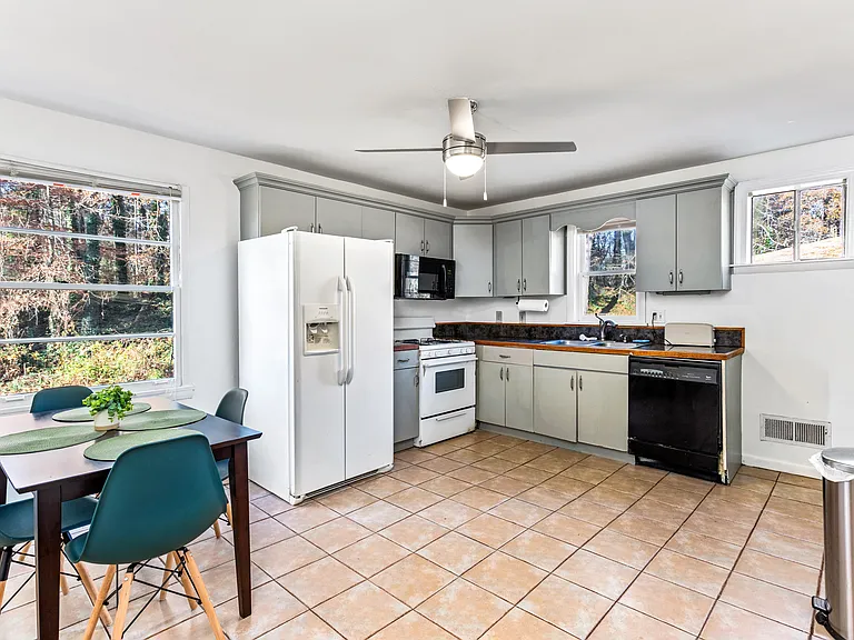 Redford Dr SE — Photo 10