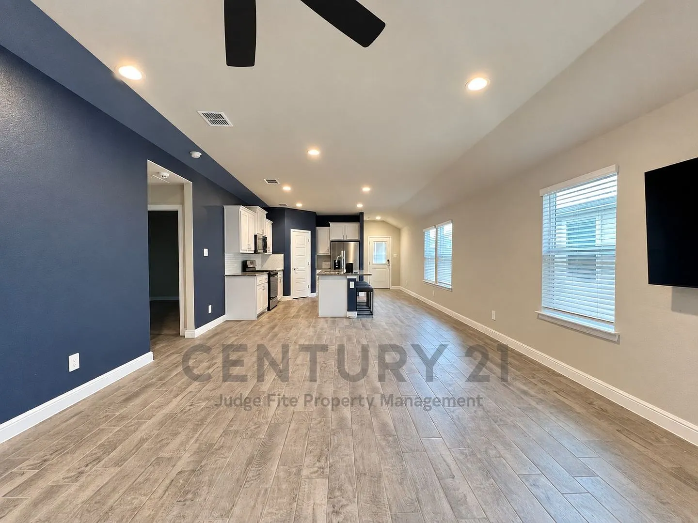 Immaculate 3/2/2 with Unbeatable Access to Granbury's Vibrant Lake Life For Rent! — Photo 4