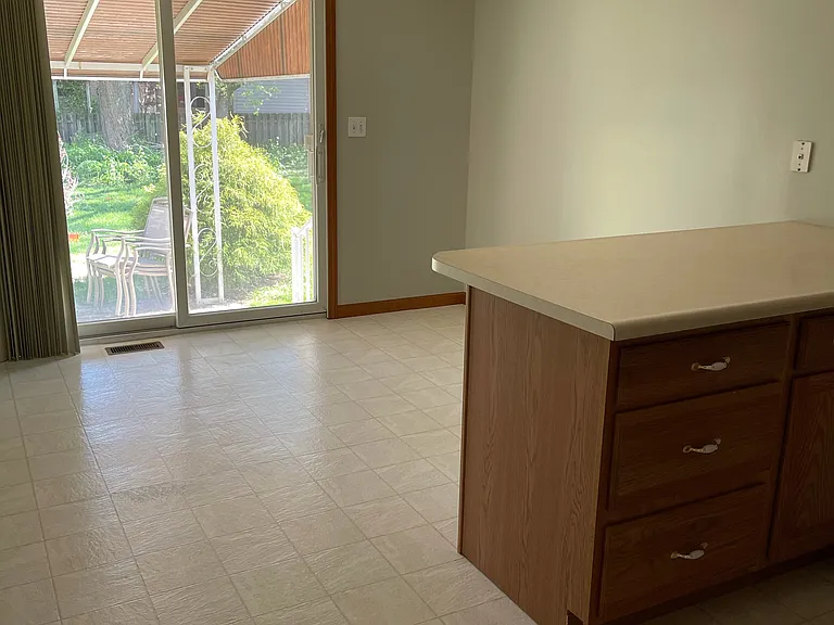 106 Meadowlands Dr — Photo 3