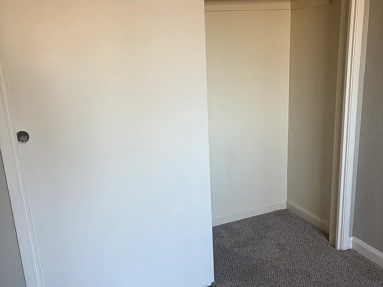 Lincoln Village Apartments — Photo 14