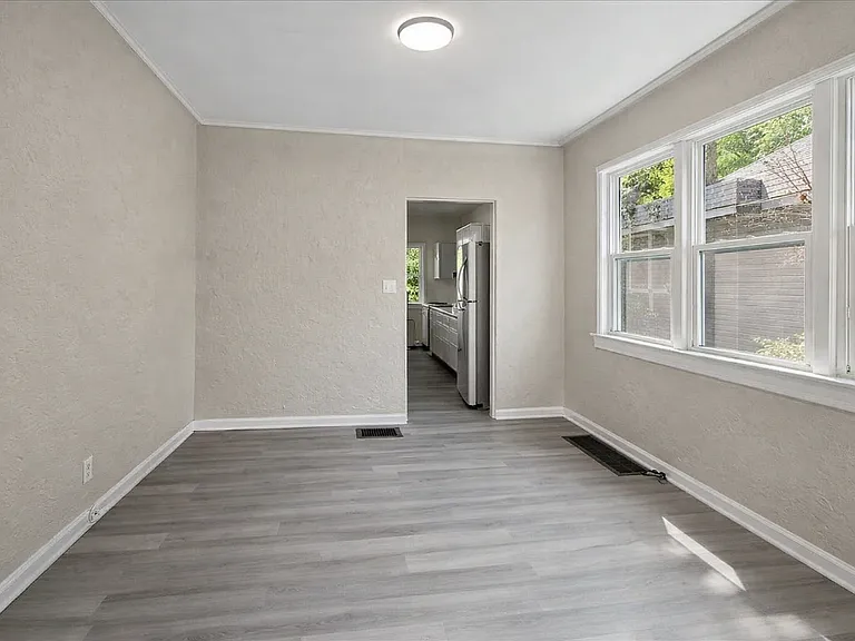 2025 Mansfield St — Photo 9